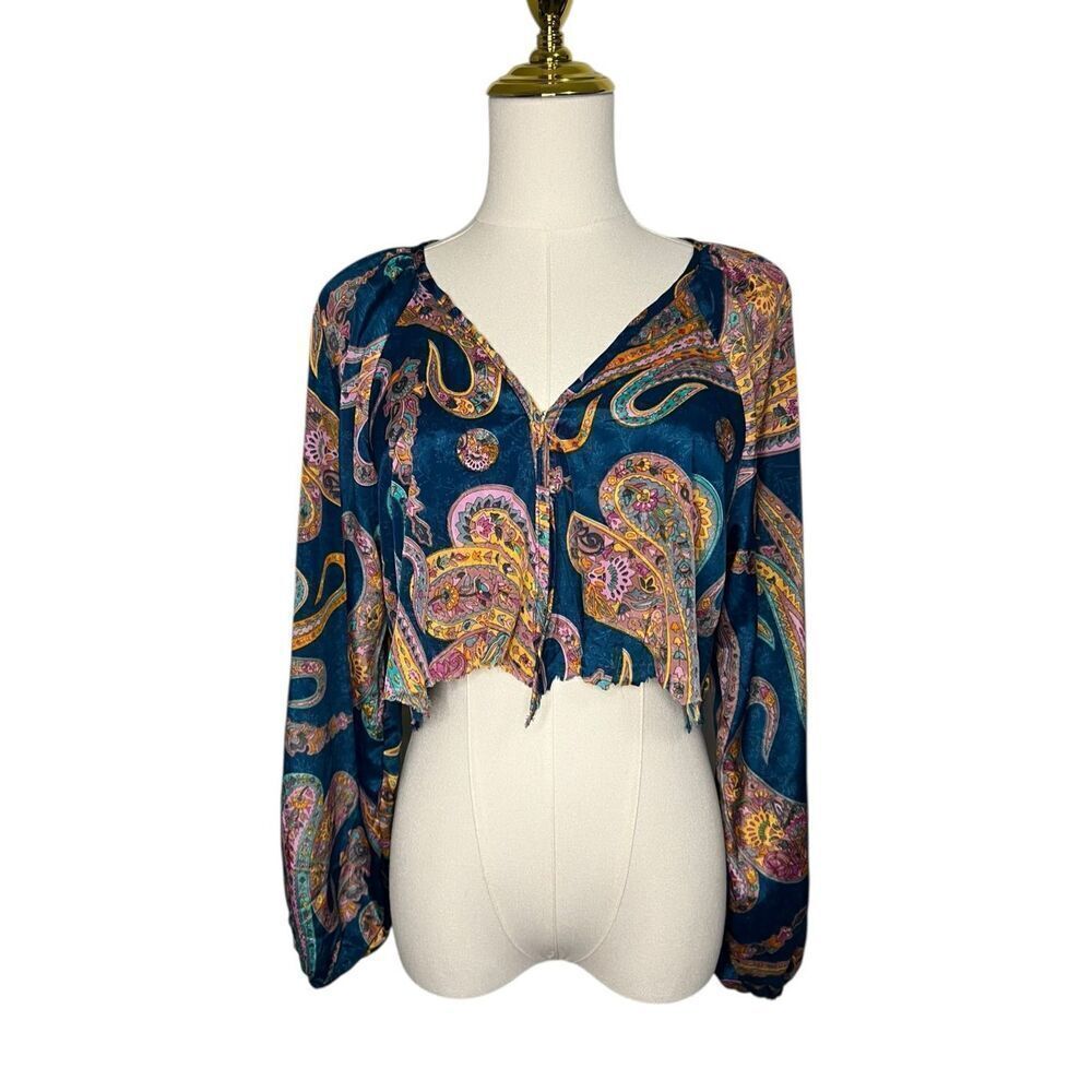 RAGA Women’s Medium Cropped Long Sleeve Top Satin Paisley Raw Hem NEW